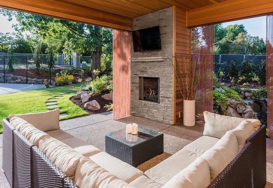 Creating-the-Perfect-Outdoor-Entertainment-System-for-Staying-In