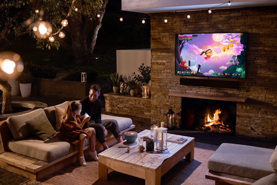 Bring-Your-Backyard-to-Life-with-a-Backyard-Movie-Theater